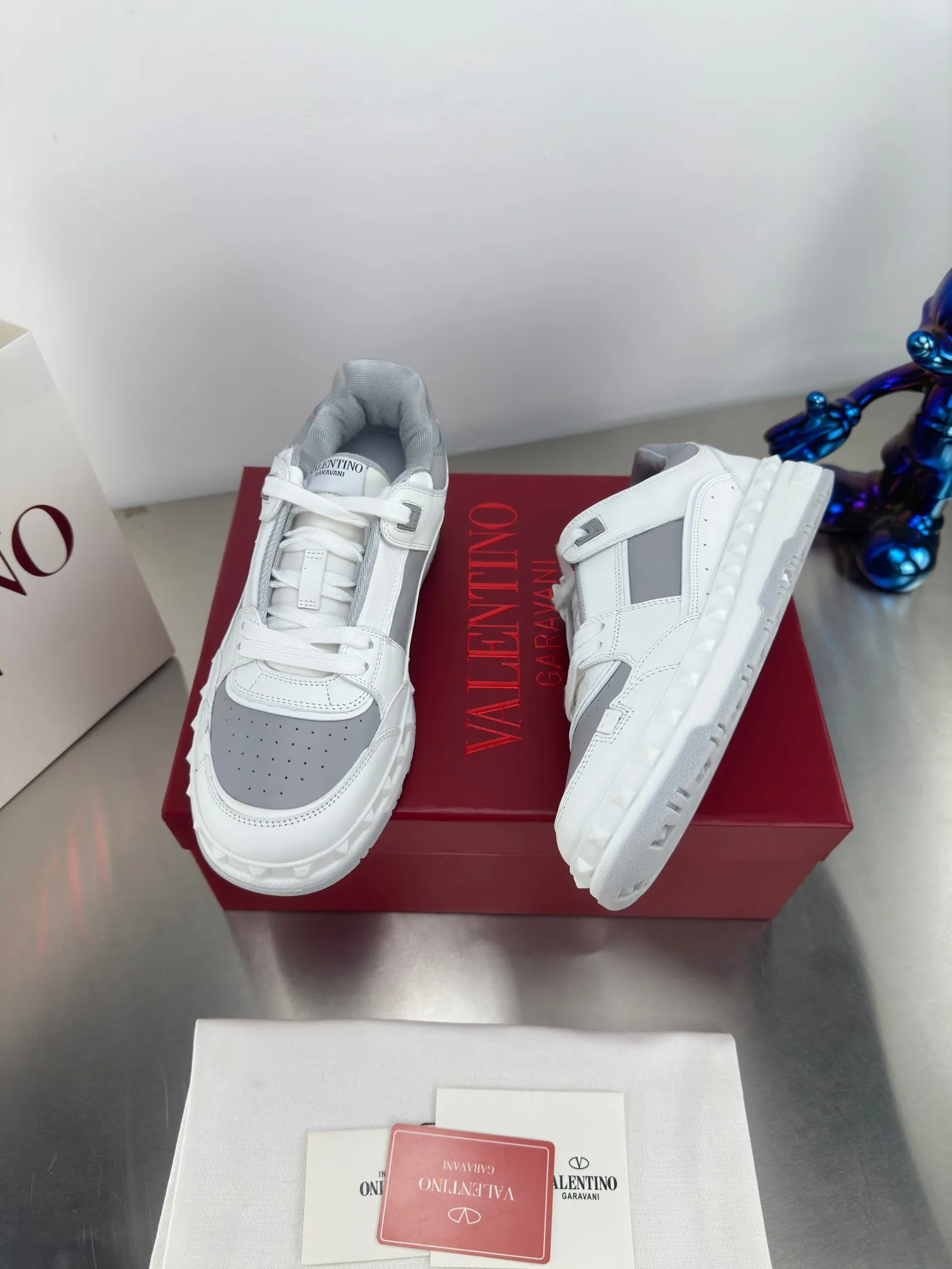 👟👟Ex-factory price 640👟👟 🔺Valentino🔺 Valentino VT 2024 early spring white shoes casual shoes! Top version!  Original 1:1 mold opening! Lasting + oil edge craftsmanship, classic splicing, fashionable and versatile, 🎁Full set of packaging at the same time at the counter. Fabric: Customized cowhide. Lining: Original breathable mesh. Outsole: Original TPU material outsole. Non-slip and wear-resistant. Size: Female 35-40! Male 39～45